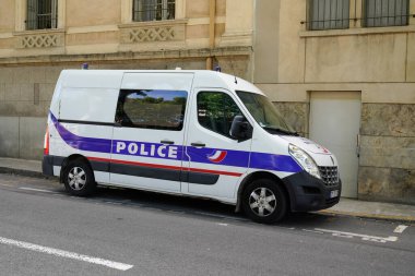 Bordeaux, Aquitaine France - 06 06 2021: çıkartmalı polis minibüsü amblemi yan panelde metni imzaladı