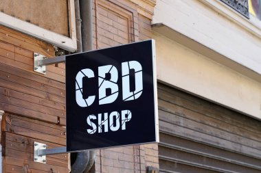 Bordeaux, Aquitaine France - 06 06 06 2021: Cbd mağaza logosu ve doğal alternatif tıp ürünleri kenevir ve CBD ürünleri