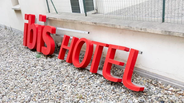 Bordeaux Akwitania Francja 2021 Podpis Hotelu Ibis Czerwone Logo Marka — Zdjęcie stockowe