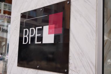 Toulouse, Occitanie France - 06 06 2021: Bpe Banque Privee Europeenne logosu ve Fransa Avrupa Özel Bankası ofis pencereleri önünde metin imzası