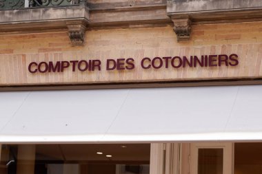 Toulouse, Occitanie France - 06 06 2021: Comptoir Des Cotonniers marka logosu ve kadın trend mağazası ön cephe mağazasında metin işareti mağazası
