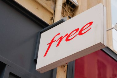 Bordeaux, Aquitaine France - 06 06 2021: Fransız mağazası telekomünikasyon şirketinin ücretsiz imza ve metin logosu