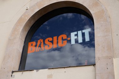 Bordeaux, Aquitaine France - 06 06 2021: Temel Uyum tabelası metni ve spor fitness kulübü logosu