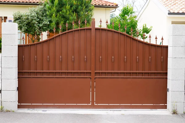 茶色の鋼レトロなデザイン郊外の家の金属ゲートドアの家のポータル — ストック写真