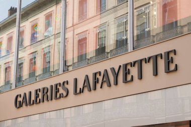 Toulouse, Occitanie France - 06 06 2021: Galeries Lafayette logo markası ve şehir merkezinin üst düzey Fransız mağaza zinciri