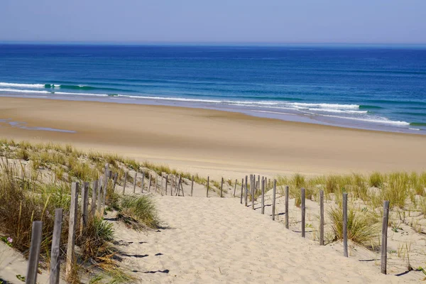 Morze Plażowe Wydmami Piaszczystym Ogrodzeniem Oceanie Atlantyckim Gironde Francja Południowy — Zdjęcie stockowe