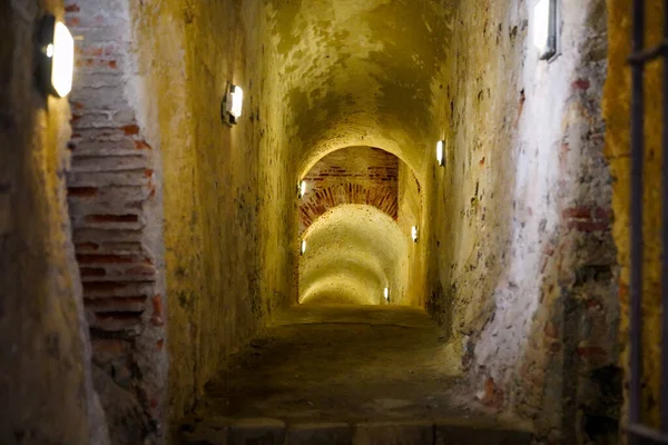 法国南部中世纪城堡下的彩色内部走廊 — 图库照片