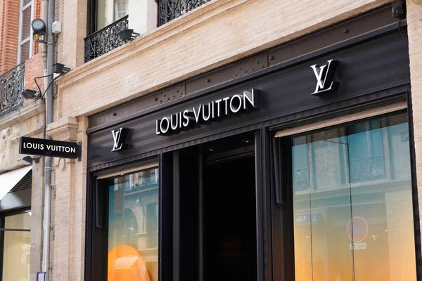 图卢兹 2021年6月6日 路易威登标志文字签名商店街奢侈品品牌时装店 — 图库照片