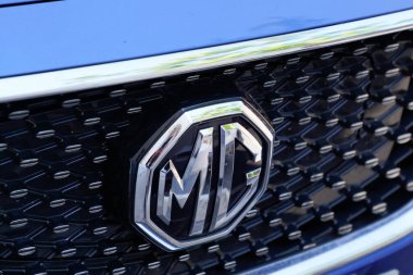 Toulouse, Occitanie France - 06 16 2021: MG elektrikli ZS EV çapraz SUV ön logo metni ve marka işareti