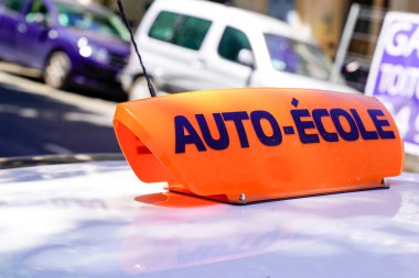 Otomatik ekol metni Fransızca 'da eğitim öğrenen araba çatısına sürücü tabelası yazmak anlamına gelir