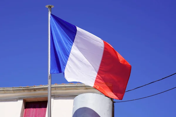Francês Azul Branco Vermelho Bandeira Acenando Tapete Frente Prefeitura Cidade — Fotografia de Stock