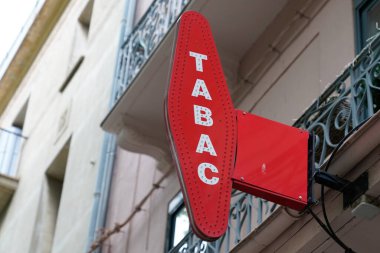 Toulouse, Occitanie France - 06 16 2021: Tabak kırmızısı Fransız logosu ve tütün mağazası için marka Fransa metni