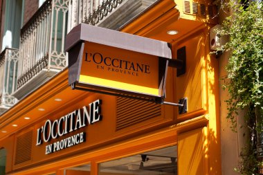 Toulouse, Occitanie France - 06 16 2021: l 'occitane en provence shop logosu ve butik Fransız duvar mağazasında metin imzalama