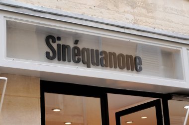 Bordeaux, Aquitaine France - 06: 20 2021: Sinequanone logo markası ve butik lüks moda giyim perakendecisi önünde metin imzası