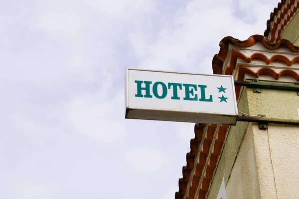 旅游城市建筑上的酒店灯号绿色文字与两颗星 — 图库照片