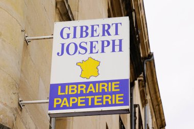 Poitiers, Aquitaine France - 06 25 2021: Gibert Joseph logosu ve metin imzalı kırtasiye mağazası