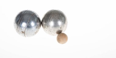 Petanque metalik top beyaz arka planda uluslararası spor oyunları