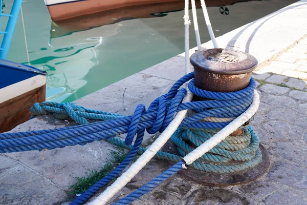 Amarre Bitte Con Cuerda Puerto Barco —  Fotos de Stock