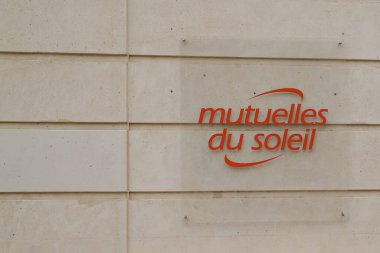 Toulouse, ocitanie France - 06 25 2021: Mutuelle du soleil metin markası logosu ve Fransız ortak sigorta bürosunun önünde imzala