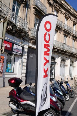 Sete, ocitanie France - 06: 30 2021: Kymco marka metin bayrak caddesinde mağaza scooter bayii üreticisi logo imalatçısının önünde Asya Tayvan 'dan dünya çapında bir tabela şirketi