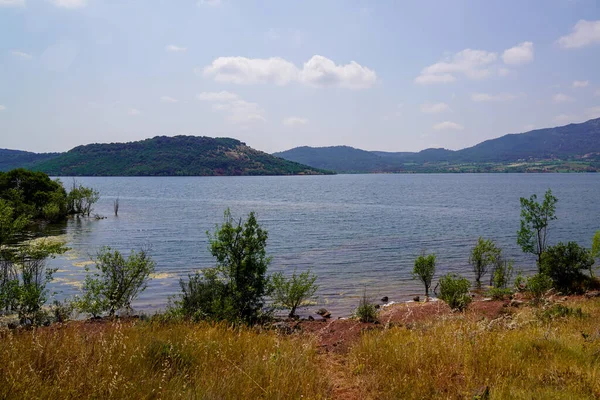 Ockerfarbener Badesee Lac Salagou Mit Bergkulisse Frankreich — Stockfoto