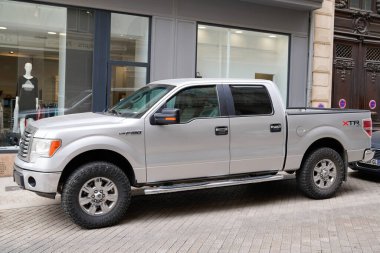 Sete, ocitanie France - 06: 30 2021: Ford F-150 XLT suv xtr 4x4 kamyonet arabası şehir merkezine park edilmiş