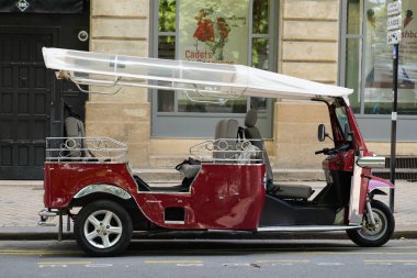 Sete, ocitanie France - 06: 30 2021: tuk tuk turistleri Taxi ev elektrikli aracına taşımak için