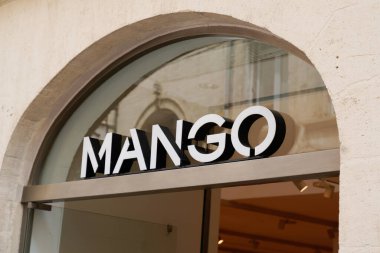 Montpellier, ocitanie France - 06: 30 2021: Mango giyim mağazası logosu sokak tabelası
