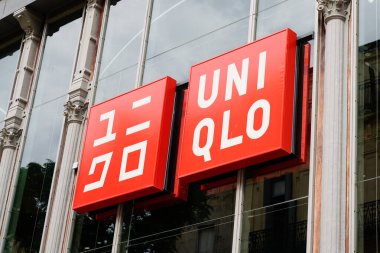 Montpellier, ocitanie France - 06: 30 2021: Uniqlo shop marka metin dükkanı logosu Japon günlük giyim tasarımcısı perakende giyim mağazası moda mağazası