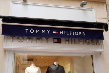 Montpellier, ocitanie France - 06: 30 2021: Tommy Hilfiger marka ve metin logosu, Amerikan giyim şirketi butiğinin önünde.