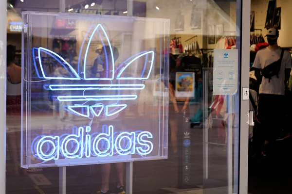 Montpellier Ocitanie France 2021 Πινακίδα Adidas Logo Και Κείμενο Μάρκας — Φωτογραφία Αρχείου