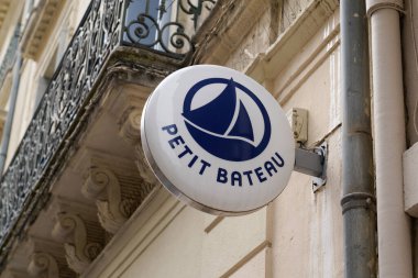Toulouse, ocitanie France - 06: 30 2021: Petit Bateau logosu ve çocuk giyim mağazasının önünde çocuklar için küçük tekne mağazası