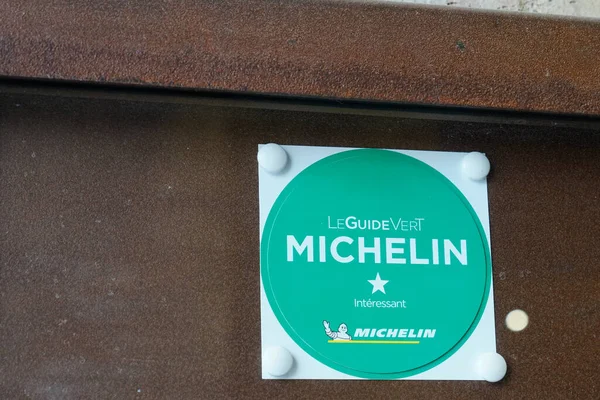 Sete Ocitanieフランス 2021年 Michishel Star Guide緑のロゴが入ったプレートの看板ブランド 良い観光地の壁の建物 — ストック写真