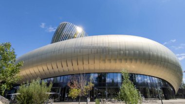 Bordeaux, Aquitaine France - 07 07 07 2021: Bordeaux şehrindeki şarap müzesinin modern yuvarlak camlarından alıntı