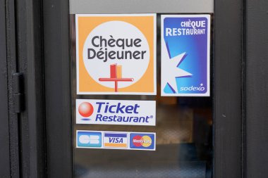 Bordeaux, Aquitaine France - 06 01 2021: Bilet Restoranı Edenred marka çek logosu ve metin çeki restoranı tabelası ve restoran kapısının önündeki CB vize ana kartı tabelası