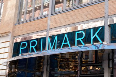 Toulouse, okült Fransa - 06 25 2021: Primark text and logo brand for shop uygun fiyatlı giyim perakendecisi moda mağazası