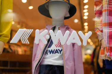 Toulouse, ocitanie France - 06 25 2021: K-Way metin markası ve yağmurluğa dayanıklı giyim mağazasının önündeki logo işareti