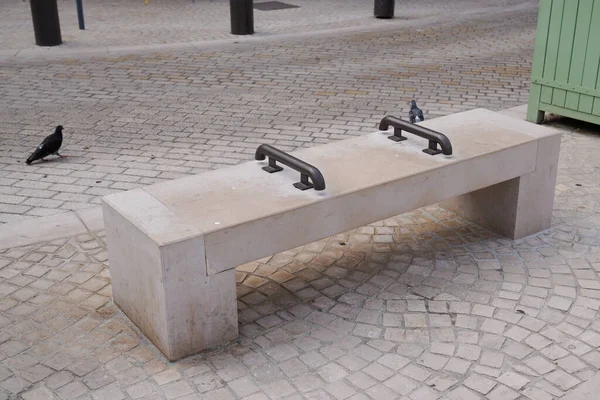 Stone Town Bench Seat Center Arm Steel Rests Hostile Design — Stockfoto