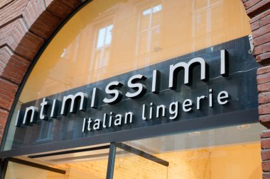 Toulouse, okült Fransa - 06 25 2021: intimissimi mağazası logosu ve İtalyan iç çamaşırı mağazasının önündeki metin markası