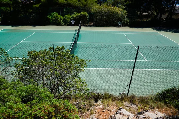 Lapangan Tenis Kosong Hijau Dengan Olahraga Bersih Rumah Pribadi Taman — Stok Foto