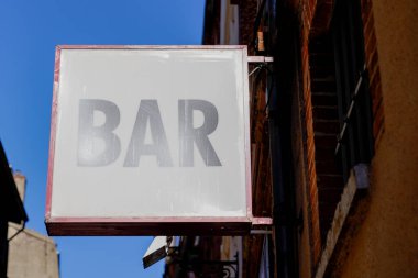 Şehrin caddesindeki dükkan girişinde bar tabelası var.