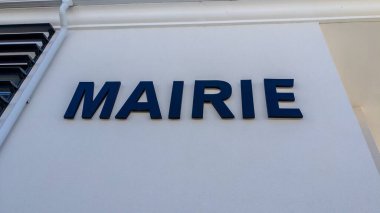 Belediye binasının Fransızca tabela duvarı, Mairie 'nin şehir merkezinde giriş cephesinde metin olması demek.