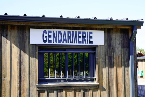 フランスの警察署の建物のオフィスでGendarmerieテキスト署名手段 — ストック写真