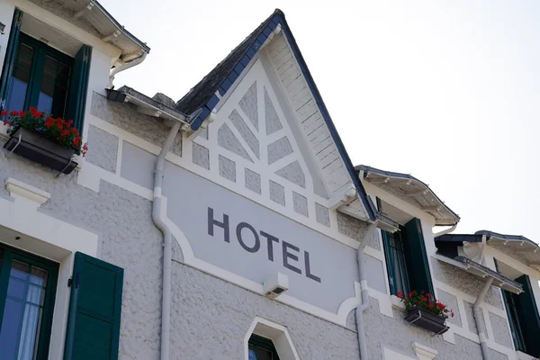 Hotel Sinal Texto Parede Cidade Edifício Fachada Cidade Turística Francesa — Fotografia de Stock