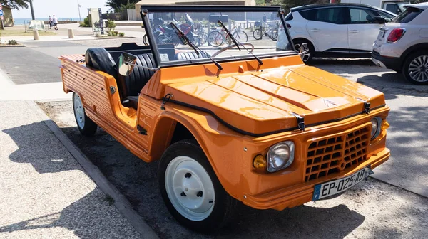 Burdeos Aquitania Francia 2021 Citroen Mehari Antiguo Coche Playa Naranja — Foto de Stock