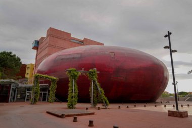 Perpignan, Occitanie France - 07 25 2021: Perpignan Archipel Theater Fransa 'da modern kırmızı yuvarlak mimari