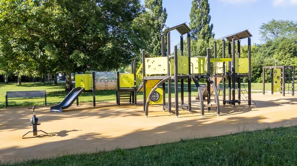 Gyermekek Zöld Woden Játszótér Tevékenységek Nyilvános Szabadban Park Városban — Stock Fotó