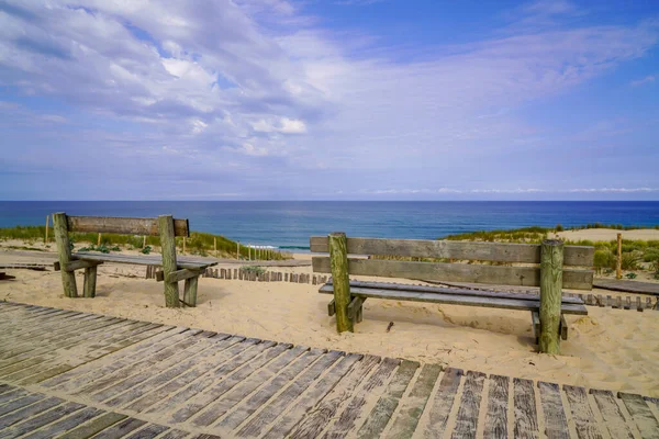 Dwie Puste Drewniane Ławki Drodze Dostępu Piaszczystej Plaży Cap Fretka — Zdjęcie stockowe