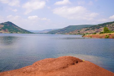 Kızıl Sahil Gölü Fransa 'nın güneyindeki Salagou Gölü' nde kil çökeltilerini biriktirir.