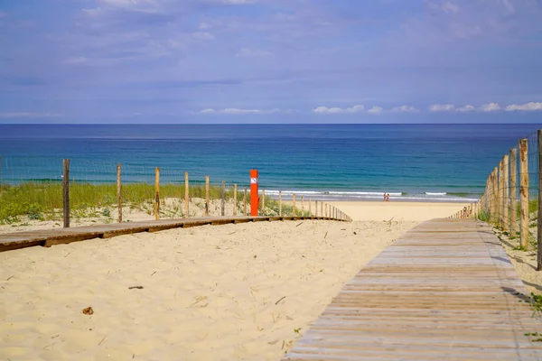 Ścieżka Drewniana Aby Uzyskać Dostęp Piaszczystej Plaży Południowej Francji Czapka — Zdjęcie stockowe